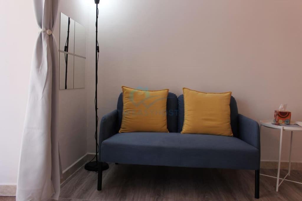 P R A T I Cozy Urban Escape Apartment Rom