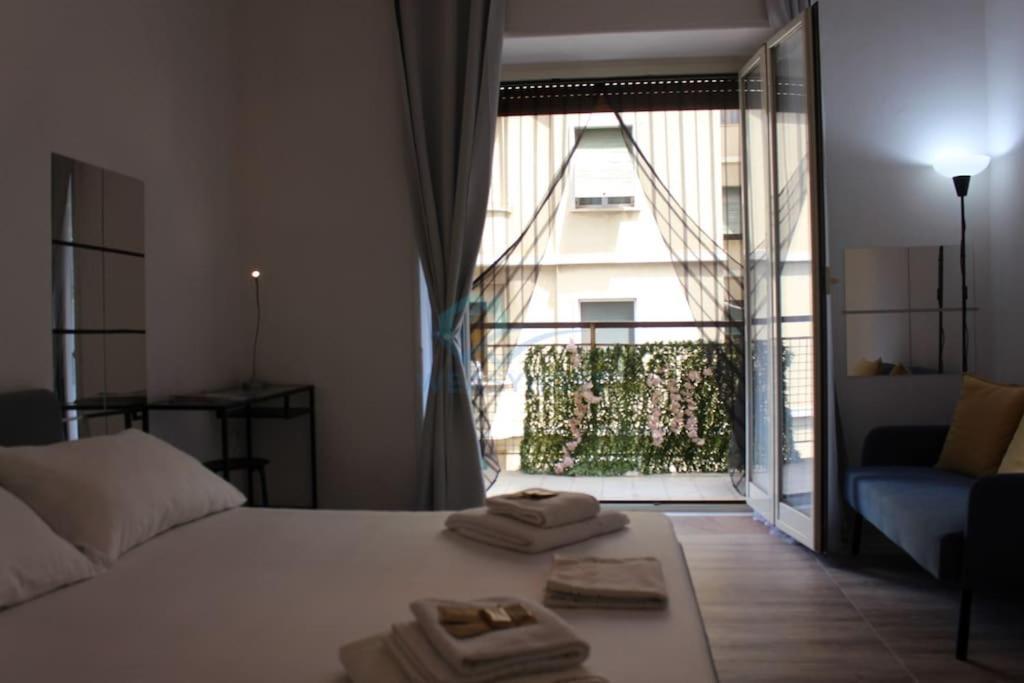 P R A T I Cozy Urban Escape Apartment Rom