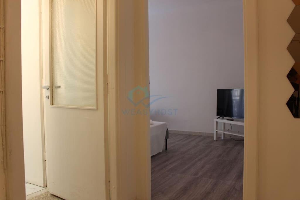 P R A T I Cozy Urban Escape Apartment Rom